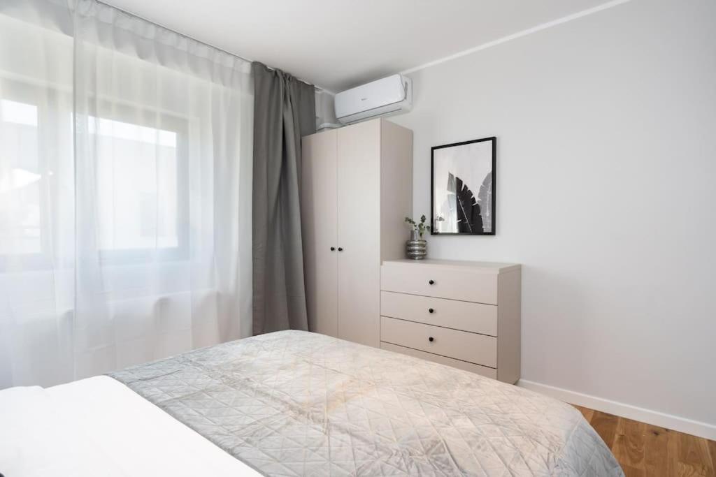 Amazing Views 2br Bright Flat - Charming Balcony Apartment Bucharest